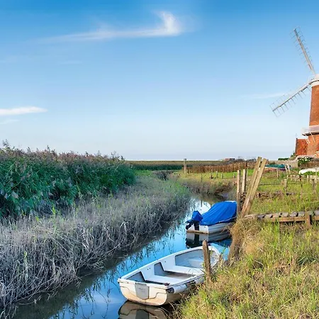 Lovely Caravan With Decking At Breydon Water In Norfolk Ref 10027Rp Belton with Browston Exterior photo