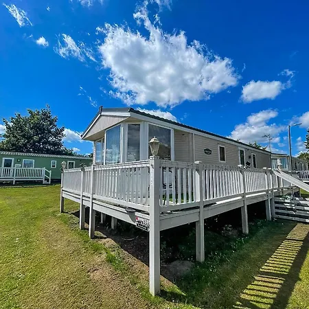 Lovely Caravan With Decking At Breydon Water In Norfolk Ref 10027Rp Belton with Browston Exterior photo