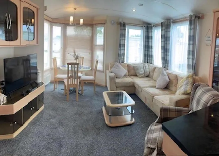 Lovely Caravan With Decking At Breydon Water In Norfolk Ref 10027Rp