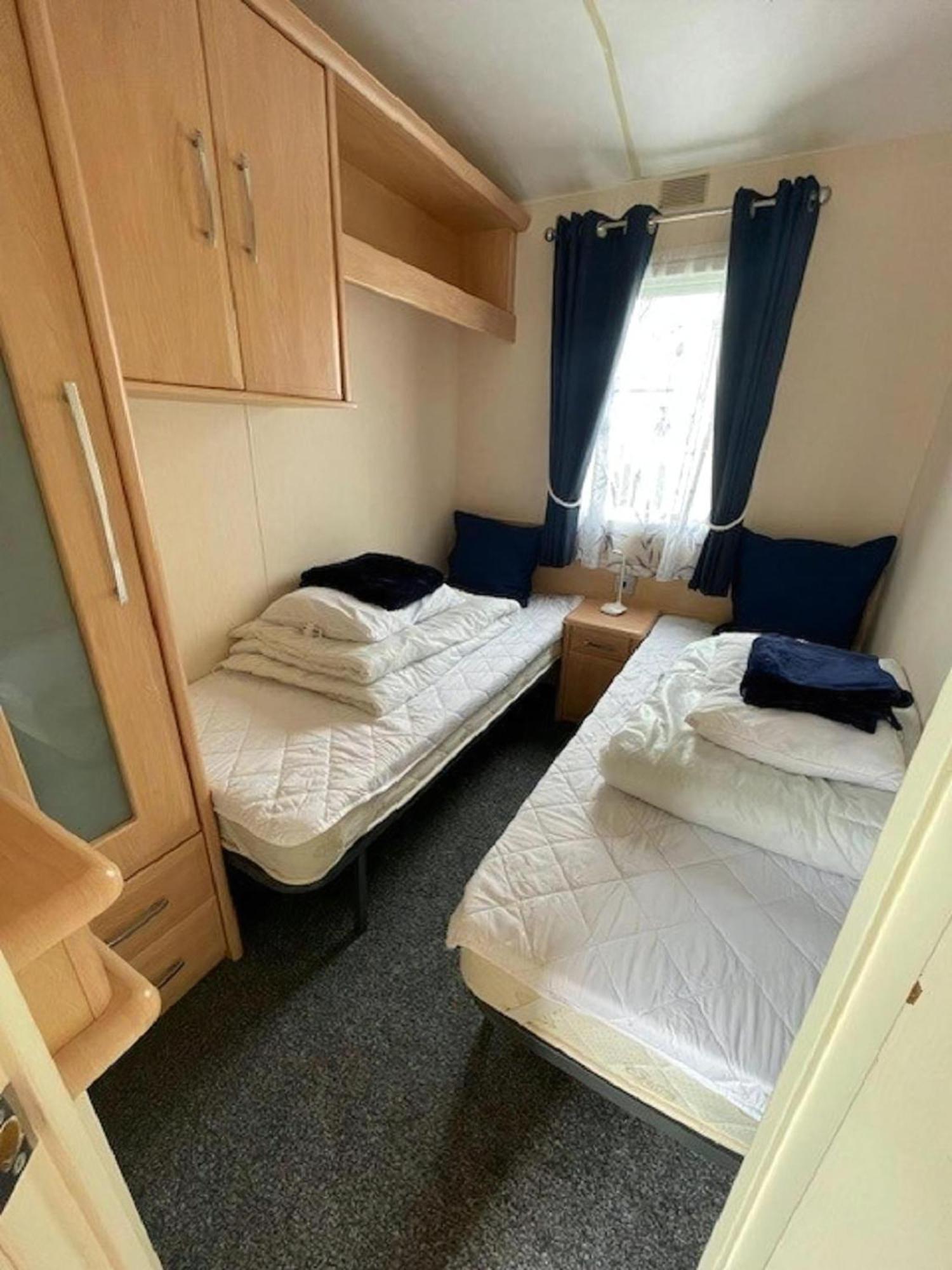 Lovely Caravan With Decking At Breydon Water In Norfolk Ref 10027rp
