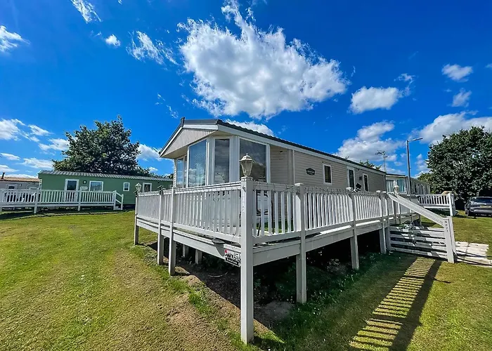 Lovely Caravan With Decking At Breydon Water In Norfolk Ref 10027Rp