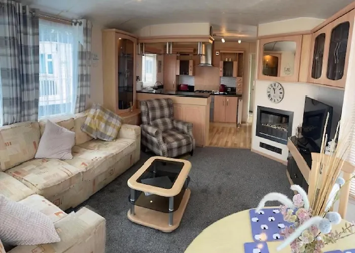 Lovely Caravan With Decking At Breydon Water In Norfolk Ref 10027Rp