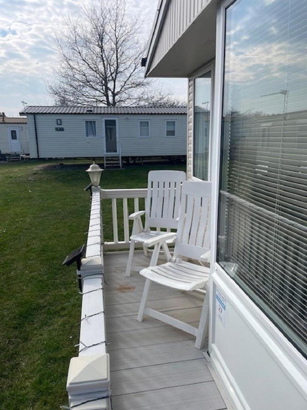 Lovely Caravan With Decking At Breydon Water In Norfolk Ref 10027rp Campsite