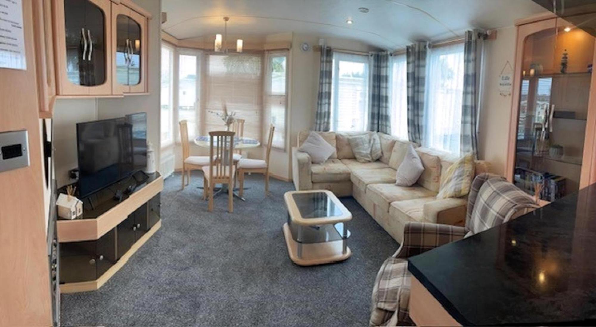 Campsite Lovely Caravan With Decking At Breydon Water In Norfolk Ref 10027rp