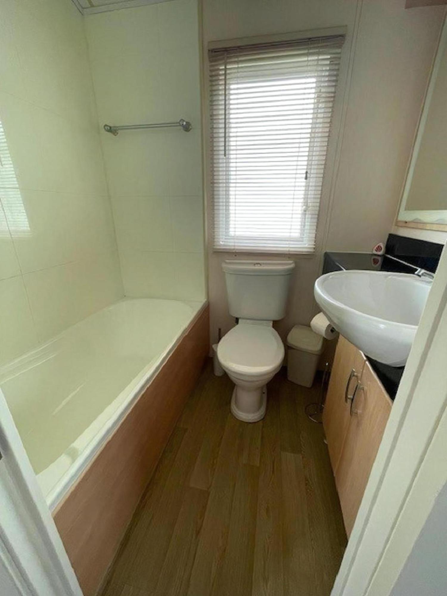 Lovely Caravan With Decking At Breydon Water In Norfolk Ref 10027rp Campsite *