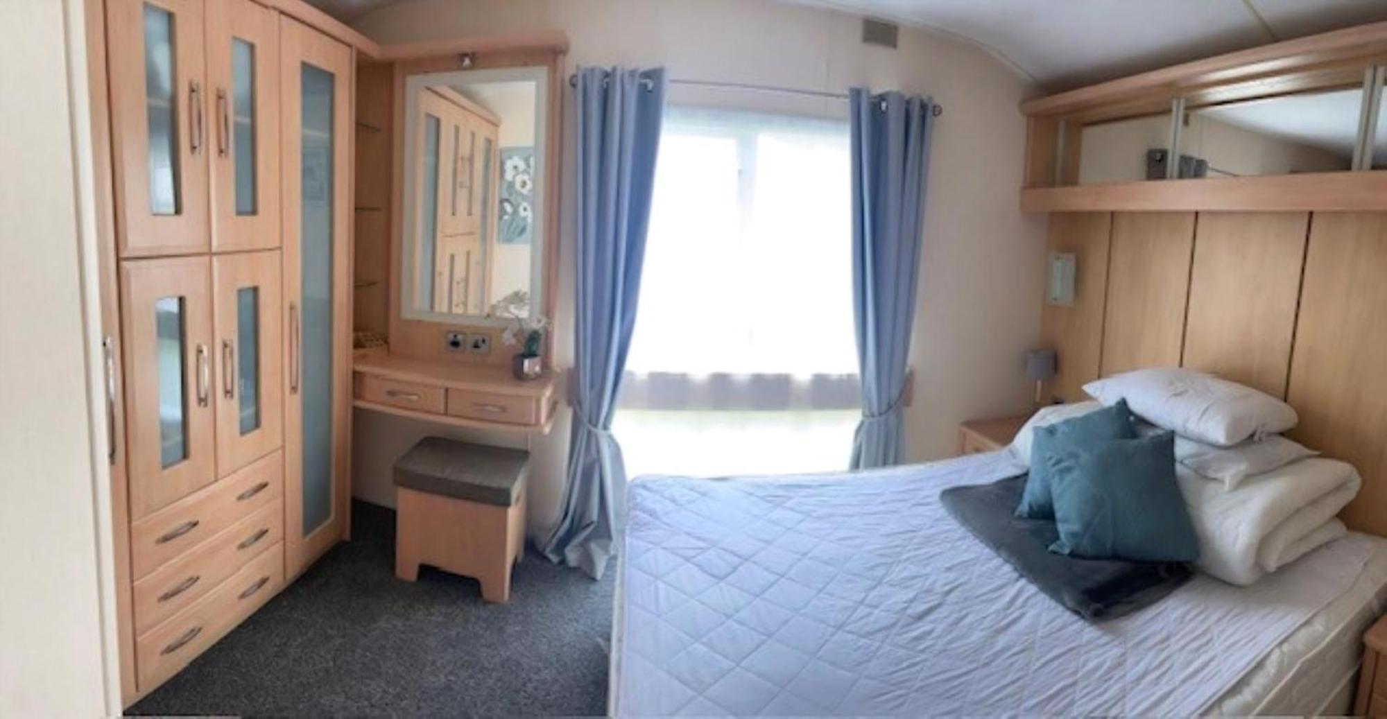 Campsite Lovely Caravan With Decking At Breydon Water In Norfolk Ref 10027rp *