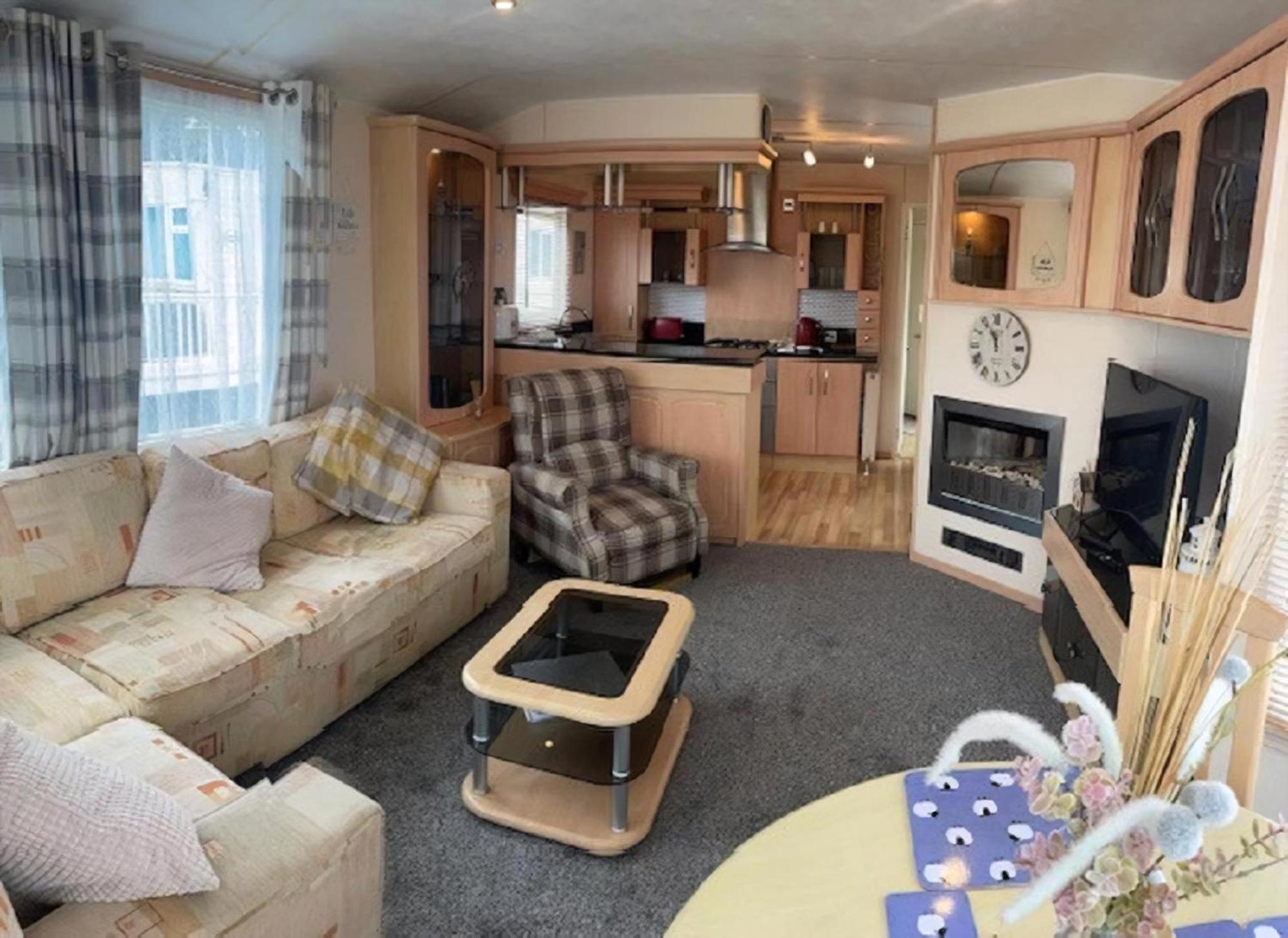 Lovely Caravan With Decking At Breydon Water In Norfolk Ref 10027rp Campsite Belton with Browston