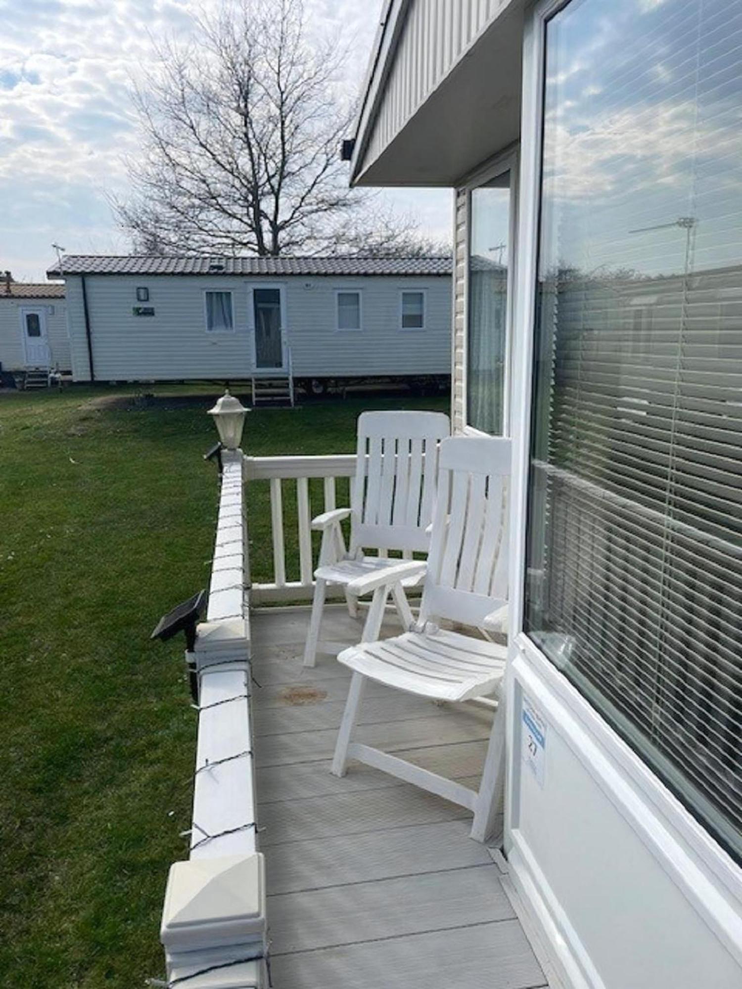Campsite Lovely Caravan With Decking At Breydon Water In Norfolk Ref 10027rp