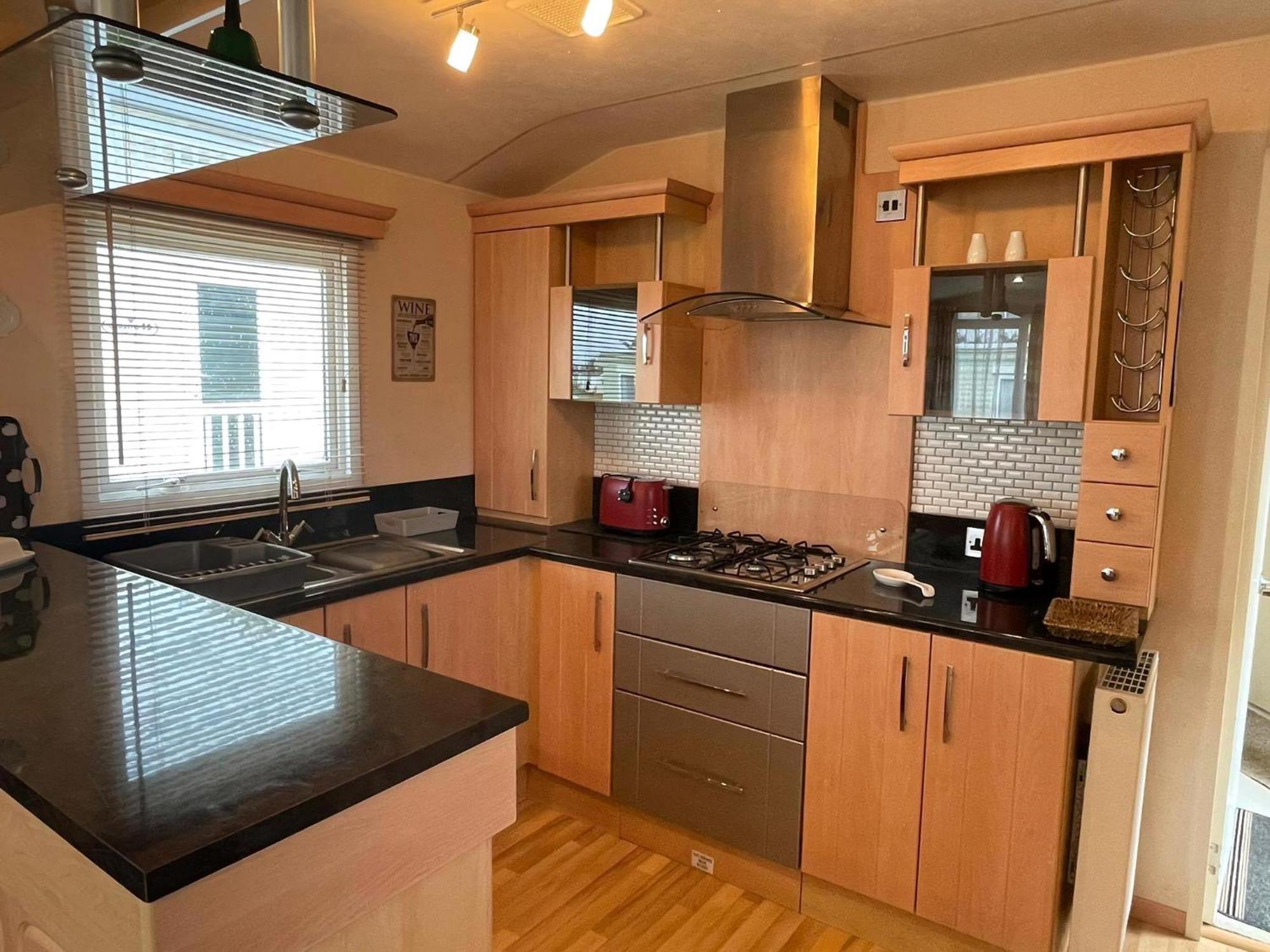 Lovely Caravan With Decking At Breydon Water In Norfolk Ref 10027rp * Belton with Browston