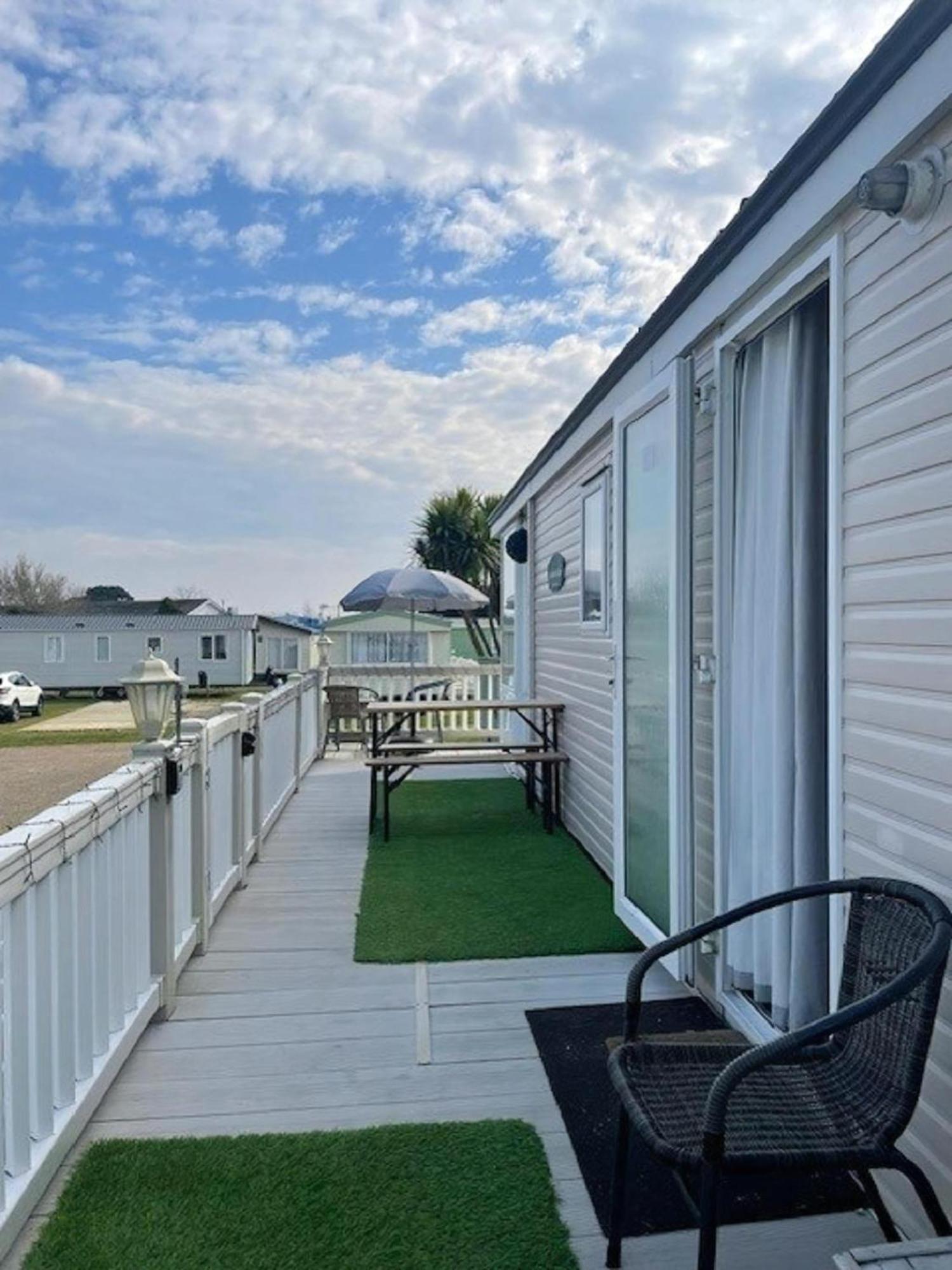 Lovely Caravan With Decking At Breydon Water In Norfolk Ref 10027rp Campsite