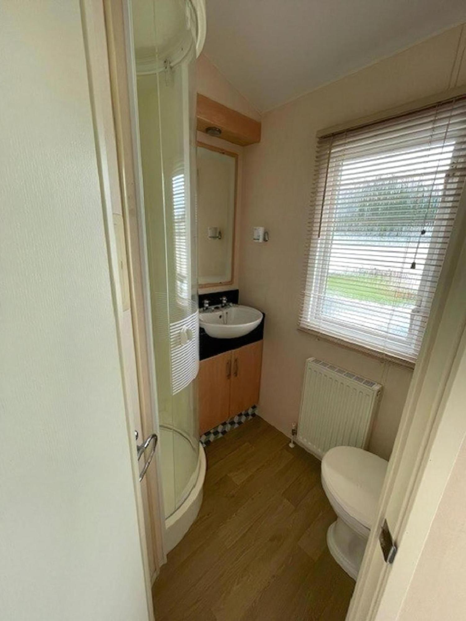 Lovely Caravan With Decking At Breydon Water In Norfolk Ref 10027rp * Belton with Browston